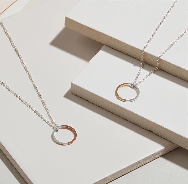 SIGN SEALED DELIVERED \\ UK Magpies there is still time to get your orders into us.  Last order date is 21st Dec 💌 Feat. The 9ct Gold &amp; Sterling Silver Circle Pendant (£80) magpieontherun.com/product/two-to… #minimalism #simplicity #scandi