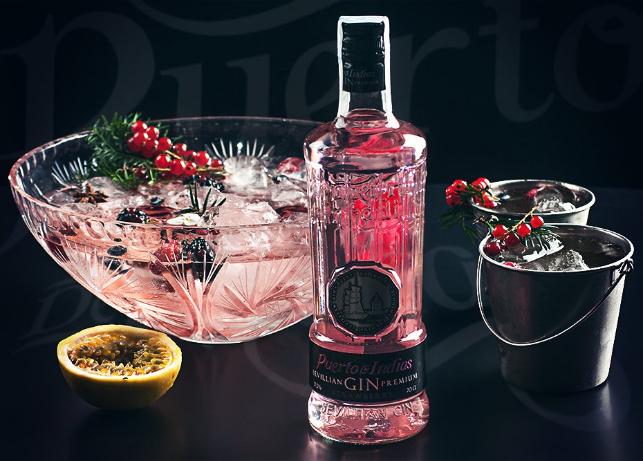 ¡Ya se acerca la Navidad🎄! ¿Quieres elaborar un cóctel con #PuertoDeIndias en forma de ponche, ideal para estas fiestas? ¡Toma nota! 
▶️18cl #PuertoDeIndiasStrawberry.
▶️1 botella de cava.
▶️6cl de sirope o pulpa de melocotón.
▶️Mix de frutos rojos.