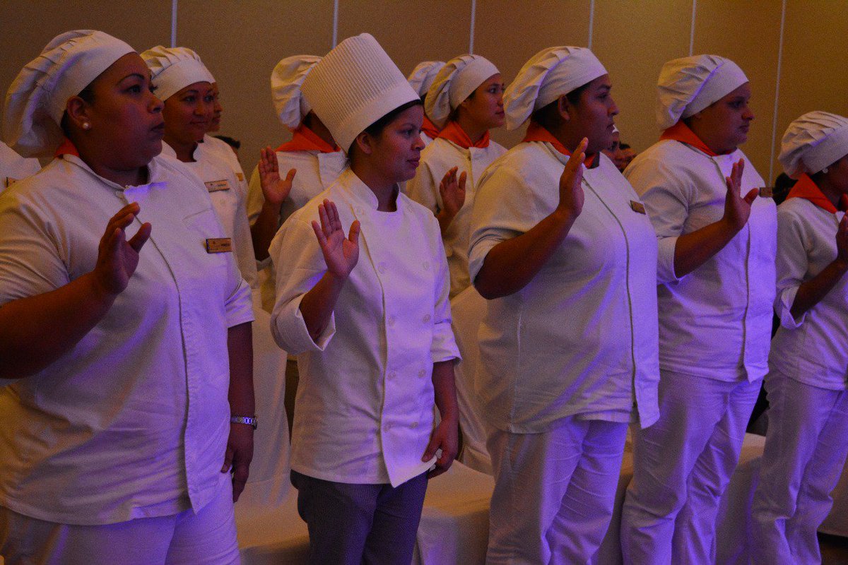 anita_chae's tweet image. Se logró que 12 personas del área de cocina y 8 personas bartenders, obtuvieran trabajo en el hotel Dreams Las Mareas gracias a la Estrategia Sociolaboral.