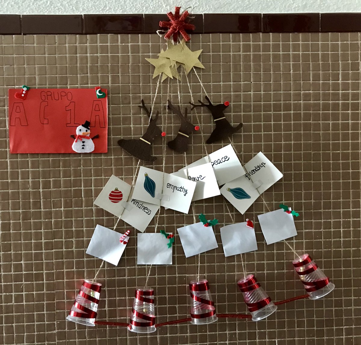 misericordiacip's tweet photo. Mucha #creatividad en los pasillos de nuestro Instituto. Visita la Exposición de Árboles de #Navidad Consejeros, seguro que encuentras algún buen consejo para el Año Nuevo. 🎄 https://t.co/nRDHC2rWZw