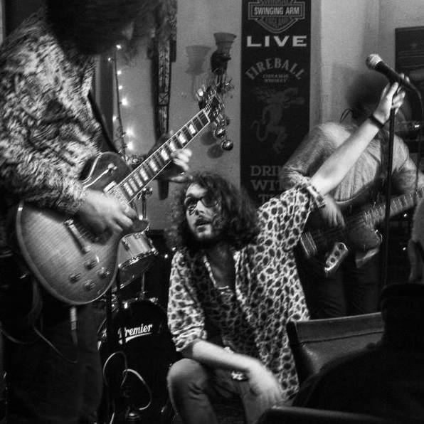 Music helps it the most 🎸🥁🎵🎶
#MyMentalHealthIn5Words #MondayMotivation