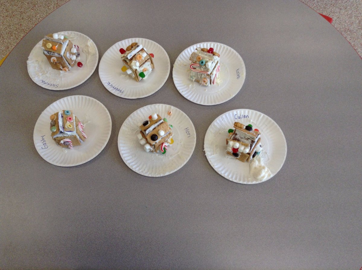 MrsMiller103's tweet photo. Gingerbread houses Round 2:) https://t.co/DisHzXqm8z
