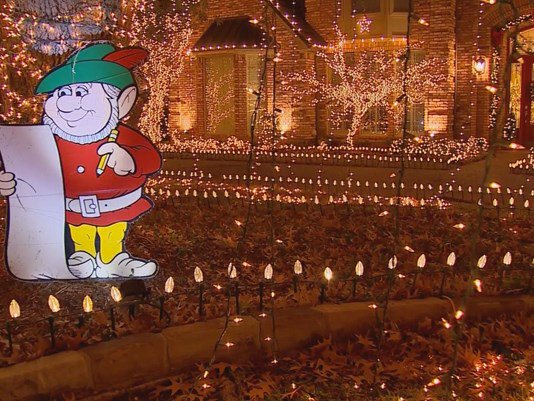 350,000 white Christmas tree lights connected by 300 extension cords measuring close to four miles...goo.gl/NfFbvg <a href="/lifetimendallas/">Dallas Native Team</a> #christmaslights #holidaylights #DallasNative #365DaysofDallas #DallasRealEstate #ExperienceDallas