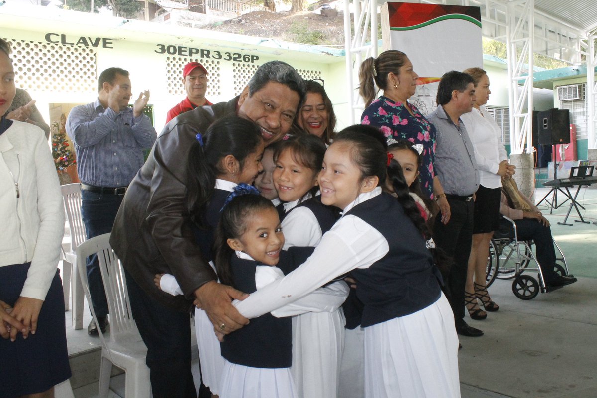 TodosSomosPR's tweet photo. El alcalde #SergioLorenzoQuirozCruz entregó un domo en la escuela primaria María Esperanza Morales, en la colonia Santa Emilia, para beneficio de más de 200 niños https://t.co/SLU1gZjWJ8 https://t.co/JGGT7Kc0nj
