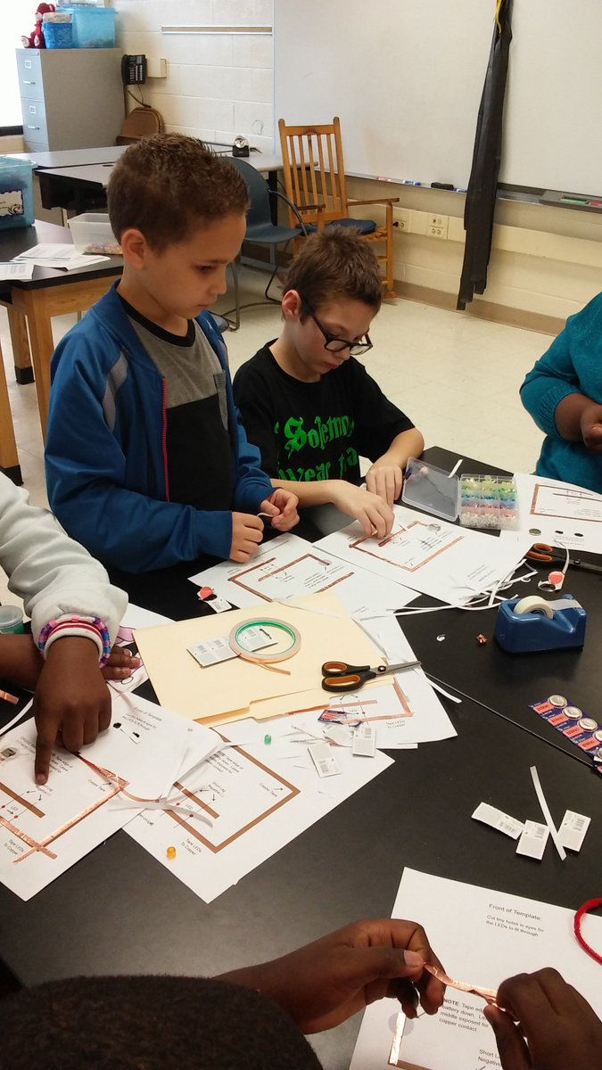 JessDeveloper's tweet photo. Holiday Tech Workshop at SSE with @Ms_Pursley, @MsTran_bcsd, and I. Ss made holiday paper circuits, binary bracelets & ornaments, and continued coding. #bcsdcodes @BCSDTechTeam @bcsdschools https://t.co/W1VJ4GMlU5