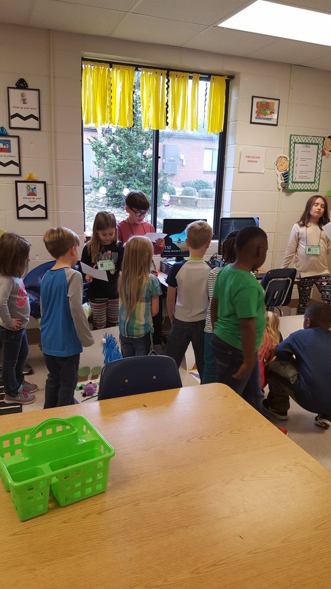 ReachASES's tweet photo. 2nd graders sharing their animal habitat projects with some 1st graders. #sharingiscaring https://t.co/wTCpeHyJ2s