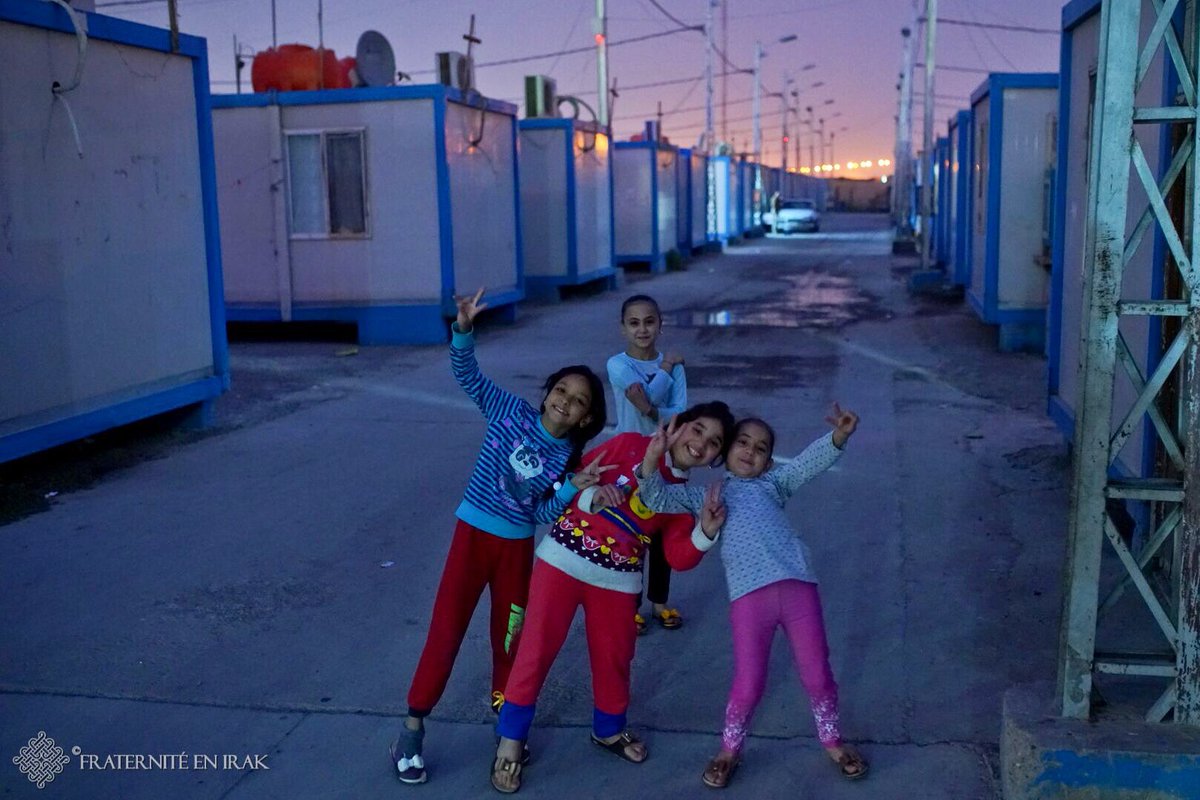 FraterniteIrak's tweet photo. Les sourires malgré les conditions de vie difficiles dans ce camp de déplacés chrétiens à Bagdad. 90 familles y vivent encore et hésitent à retourner dans la plaine de Ninive aujourd’hui libérée de Daech #Iraq🇮🇶 https://t.co/1CjLVKFkd7