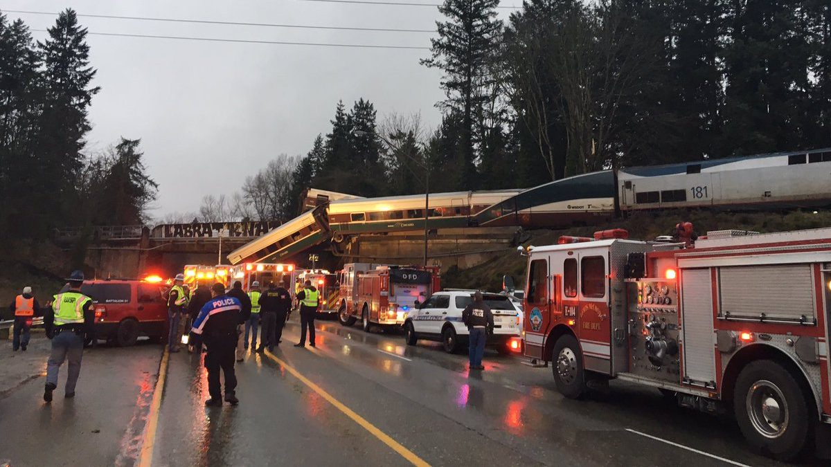 STORY: Multiple deaths after Amtrak train derails onto busy freeway ow.ly/FXQ430hiWrq https://t.co/ikicZNbGar