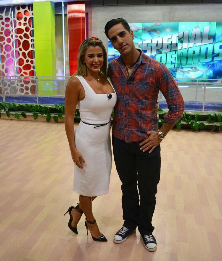 vivelatardepy's tweet photo. Ya están los campeones del @BailaConmigoPy 🙌👏 ¡En breve hablan en #VLT @MarlyFigueredo_ y @JuanJoseNuez7!💪🏆 #TelefuturoPy #BCPY2017 https://t.co/LpXZF70amw