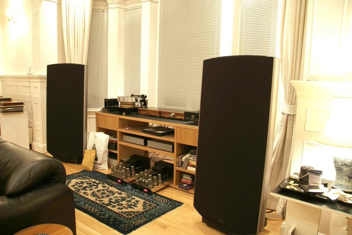 Berny2876's tweet photo. #JCVerdier La Platine, #Connoisseur #preamp and #phonoStage and massive tube #monoblocks driving #Quad ESL 2912s #speakers...
High end made for the Gods ! https://t.co/HHEDIsbZfe