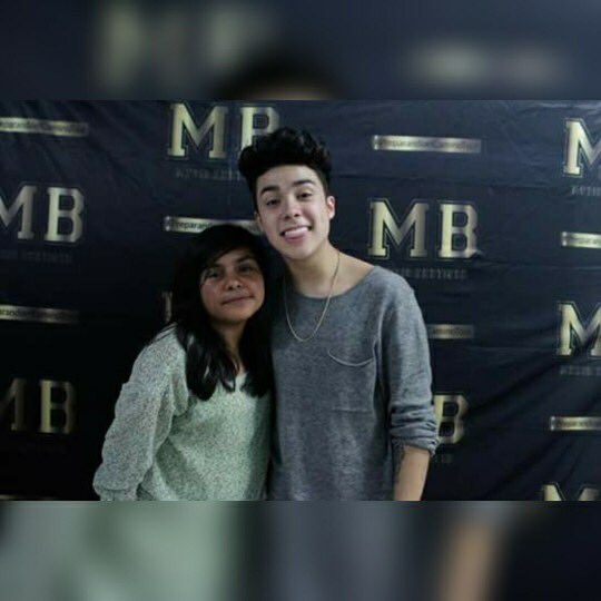 b_arlet's tweet photo. Mis fotos con Mario siempre son Fail, siempre salgo fea y si no, es porque no salgo. 😂♥️ 
🧡🏵 2015•2016•2017 🏵🧡 https://t.co/mFujVtTXDZ