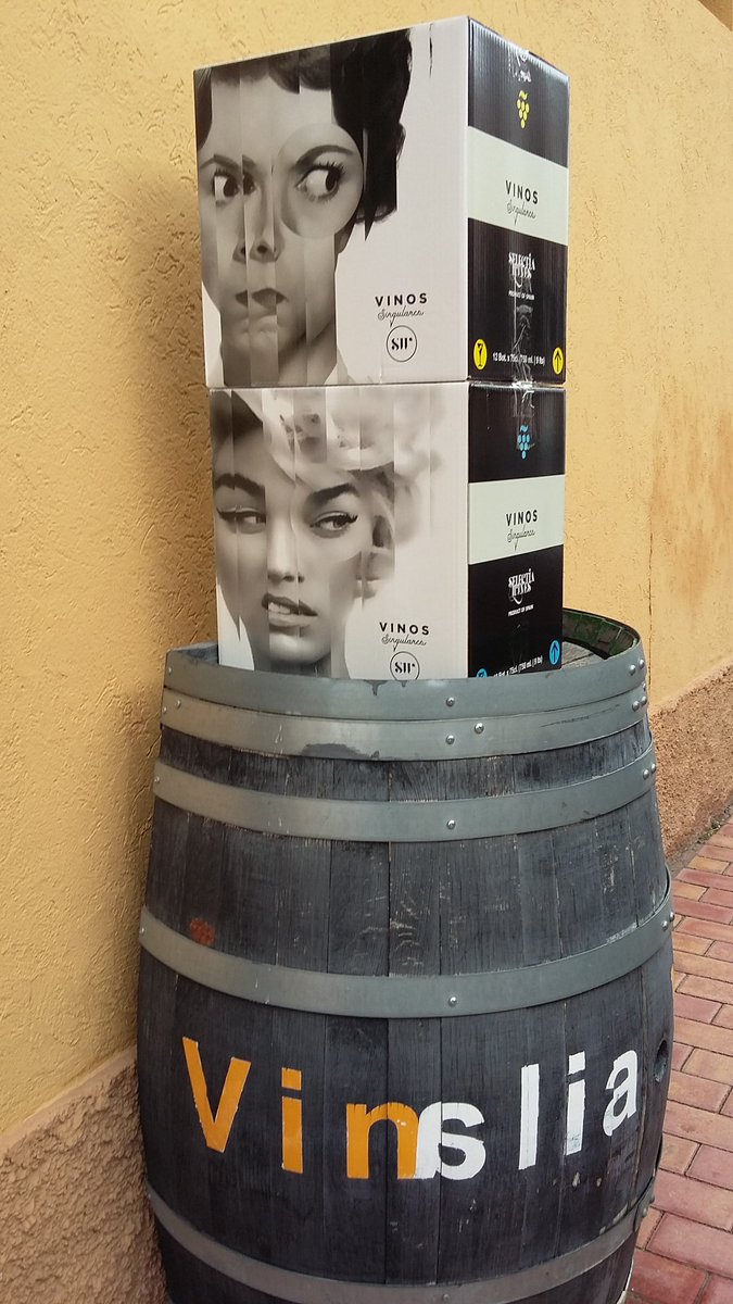 VinaliaVinoteca's tweet photo. Ya tenemos a las chicas vigilando la entrada de nuestra #vinoteca en #ondara #laconsentida de @RiberadelDuero y #lapresumida de @RiojaWine_ES de #viñedossingulares https://t.co/orsSjQdQaq