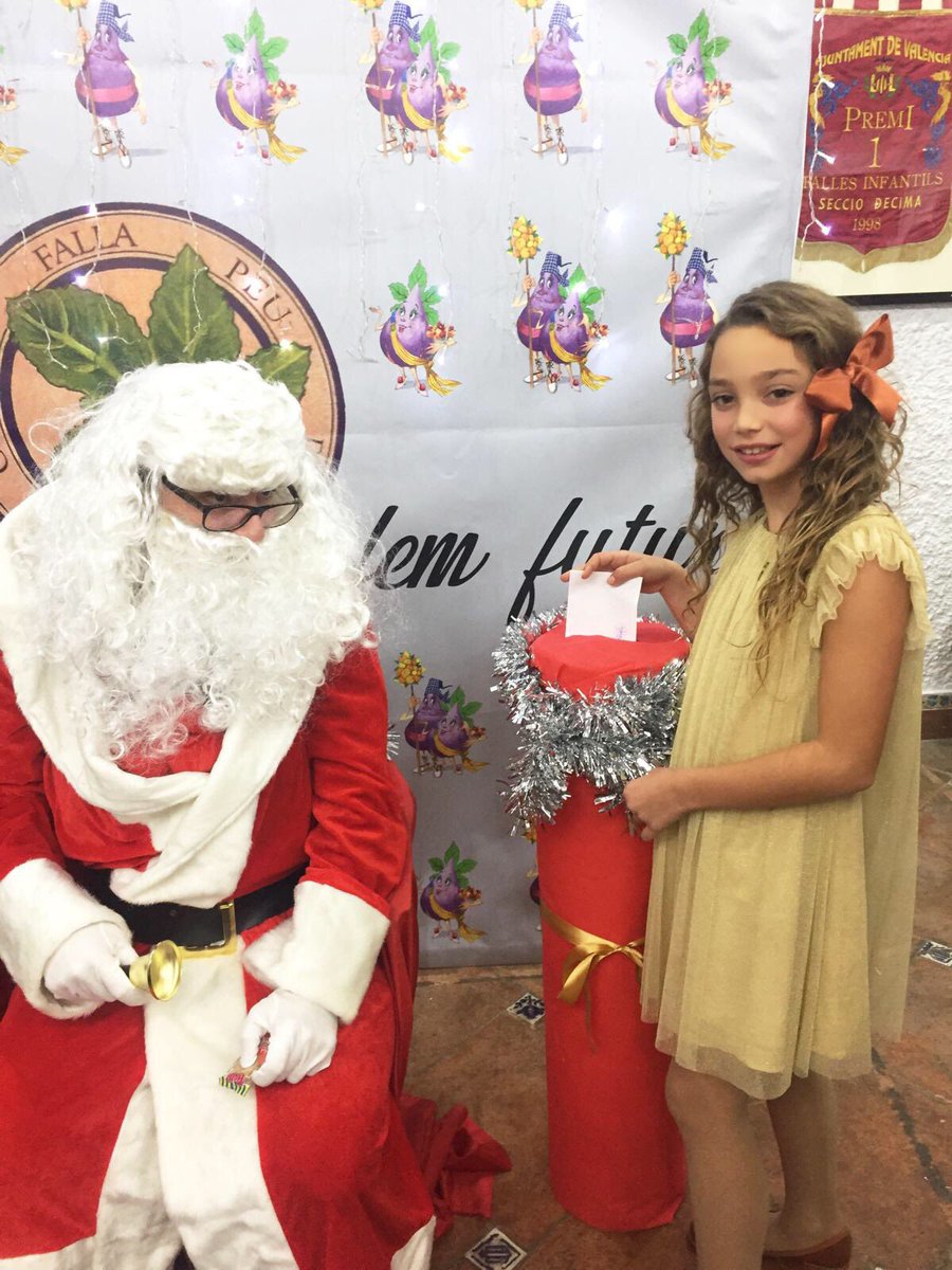 peudelacreu's tweet photo. 🤶🏻El pasado sábado #FallaPeudelaCreu celebró la tradicional cena de Navidad en la que tuvimos la visita de Papa Noel donde los niños pudieron entregarle sus cartas llenas de ilusiones 🎅🏼🎄☃️ https://t.co/NrJgiGQd2d