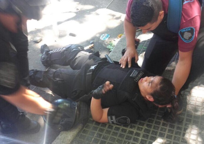 luisw134's tweet photo. Tienen que pedir que se levante la sesión ante la brutal represión a la policía https://t.co/kRXueNylVo