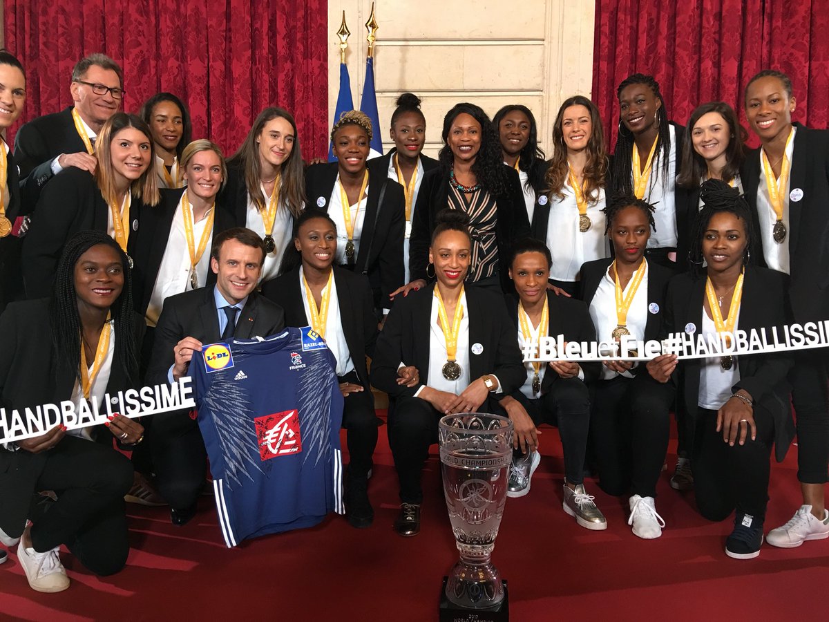 FlesselLaura's tweet photo. Notre équipe de France, championne du monde, honorée par le Président de la République . 🇫🇷 https://t.co/3Vqi9Z9F2H