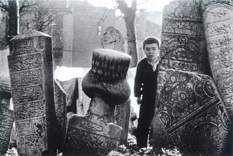 Gamına gamlanıp olma mahzun
Demine demlenip olma mağrur
Ne dem bâki, ne gam bâki, ya hû.

Yavuz Sultan Selim