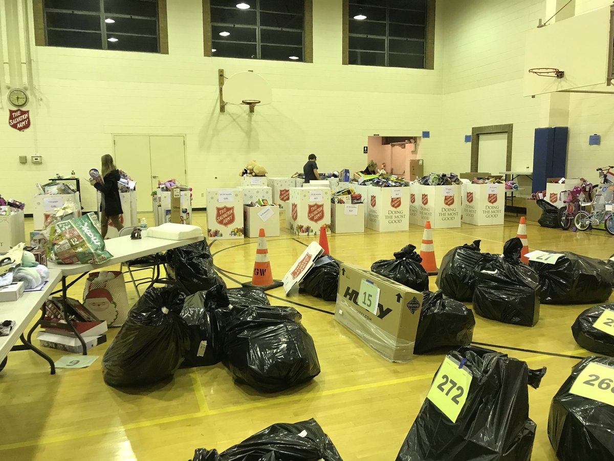 Katiemoneygrabz's tweet photo. With @TeamRWB &amp; @TeamRubicon at @SalvationArmyUS sorting toys in Philly 🎁🎄 https://t.co/GDjjNyELw7