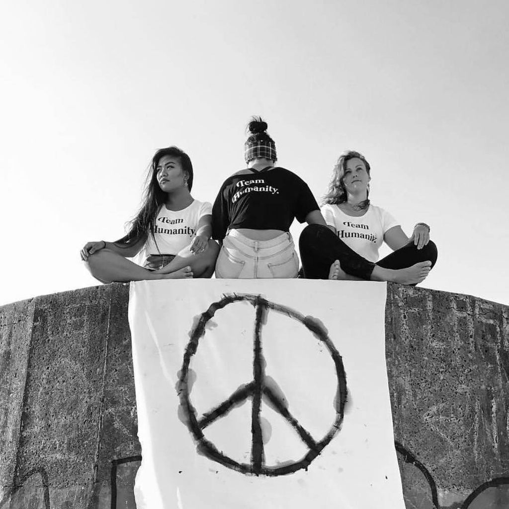 Sheena_Neil's tweet photo. Comment "YES" if you want some PEACE in the world right about now! 
#TeamHumanity ☮ 📷 @shethechange https://t.co/1u4LNcOWR3 https://t.co/FT4udgYZBW