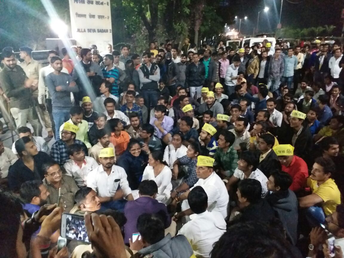 chitralekhamag's tweet photo. સુરતમાં ચૂંટણી પરિણામો સામે વિરોધની ગઈ કાલ રાતથી શરૂઆત થઈ છે. કામરેજ વિસ્તારમાં પાટીદારો મોટી સંખ્યામાં રસ્તા પર ઉતરી આવ્યા હતા. #GujaratVerdict #GujaratElection2017 #SuratWithModi #VVPAT @INCGujarat https://t.co/XHtMhfinra