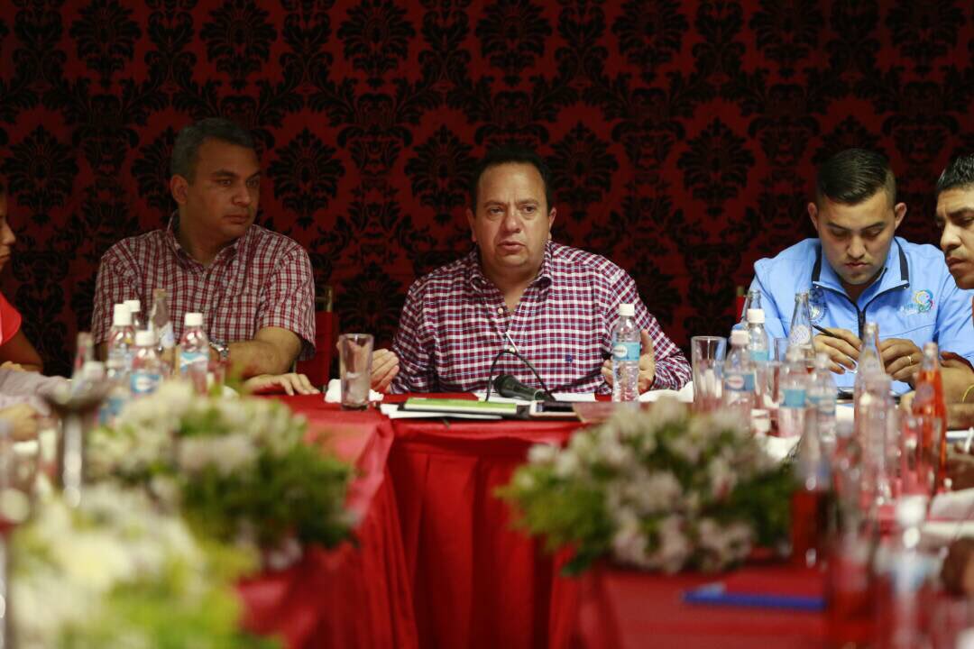 RMarcoTorres's tweet image. También evaluamos los avances del plan de asfaltado en todas las vías principales de los 18 municipios, y revisamos las acciones ejecutadas para la protección y seguridad del Pueblo de #Aragua #NavidadesDePazYDemocracia