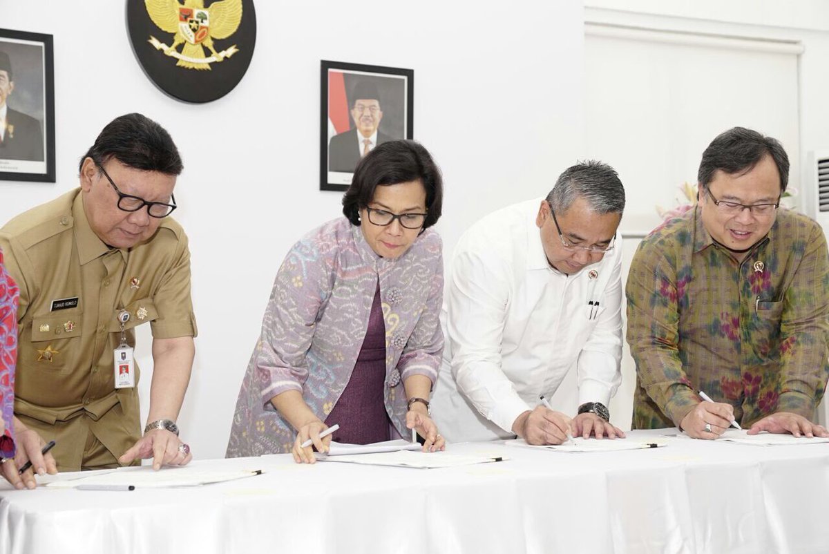 kemendespdt's tweet photo. Mendes PDTT @EkoSandjojo bersama Menkeu, Mendagri dan Menteri PPN tandatangani SKB 4 Menteri ttg Penyelarasan&amp;Penguatan Kebijakan Percepatan Pelaksanaan UU No. 6 Thn 2014 tentang Desa, salah satu poinnya fokuskan penggunaan dana desa untuk program Padat Karya di 1000 kab (18/12) https://t.co/XZxGtlFnb1