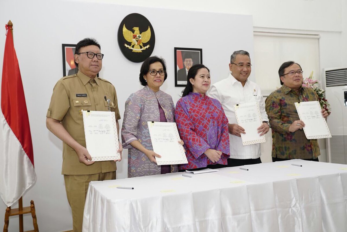 kemendespdt's tweet photo. Mendes PDTT @EkoSandjojo bersama Menkeu, Mendagri dan Menteri PPN tandatangani SKB 4 Menteri ttg Penyelarasan&amp;Penguatan Kebijakan Percepatan Pelaksanaan UU No. 6 Thn 2014 tentang Desa, salah satu poinnya fokuskan penggunaan dana desa untuk program Padat Karya di 1000 kab (18/12) https://t.co/XZxGtlFnb1