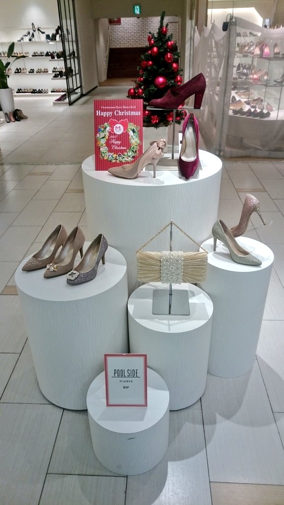 psmarronier's tweet photo. マロニエゲート銀座2 B1F 下りエスカレーター前ではPOOLSIDEのX'mascollection開催中です👠✨
#psshoes #POOLSIDE #POOLSIDEマロニエゲート銀座2
#X'mascollection #ブライダル
https://t.co/lZXzpwwSlM https://t.co/Ow1GLZczvm