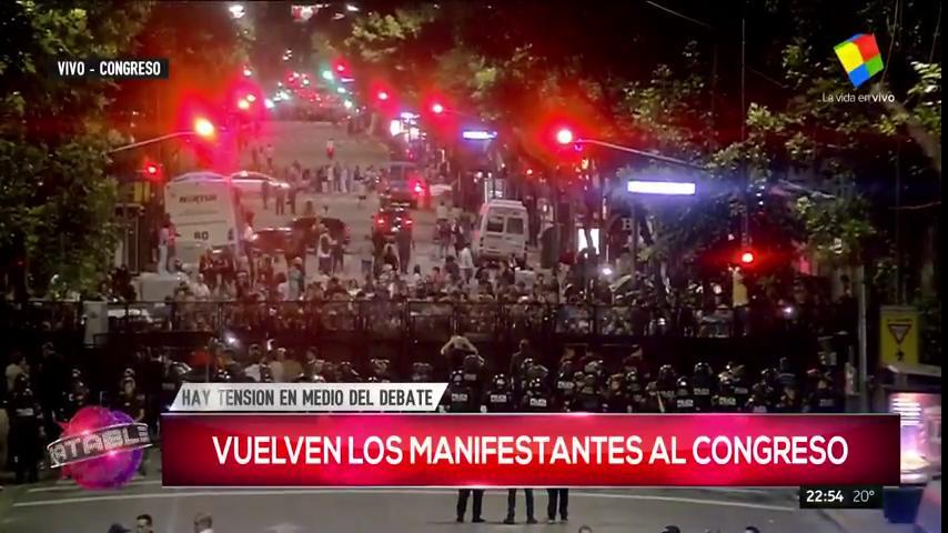 AmericaTV's tweet photo. #LunesIntratatable Vuelven los manifestantes al Congreso https://t.co/D5mXRuuCcB