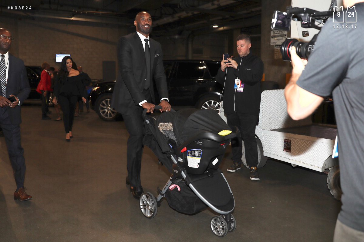 Lakers's tweet photo. Dad Mode #Ko8e24 https://t.co/b2aTBHWSOu