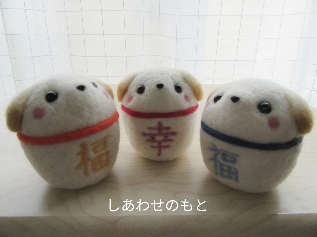 ふわ 開運を意味するだるまと干支を合体させた羊毛戌だるま 首輪と文字の色を選べる受注制作をたまわっていす 現在ご注文に空きがありますのですぐに制作を開始できます 新年のご用意にいかがですか Lupopo Cafe 羊毛フェルト ハンドメイド 干支