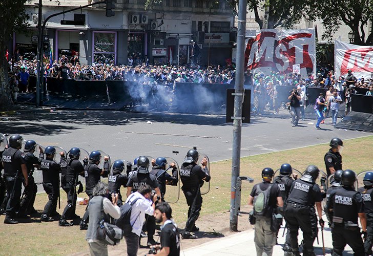 noticiasrevista's tweet photo. El momento en que arrojan una molotov contra la Policía
 https://t.co/YC6PzLqI45 https://t.co/io4ytvJ4qE