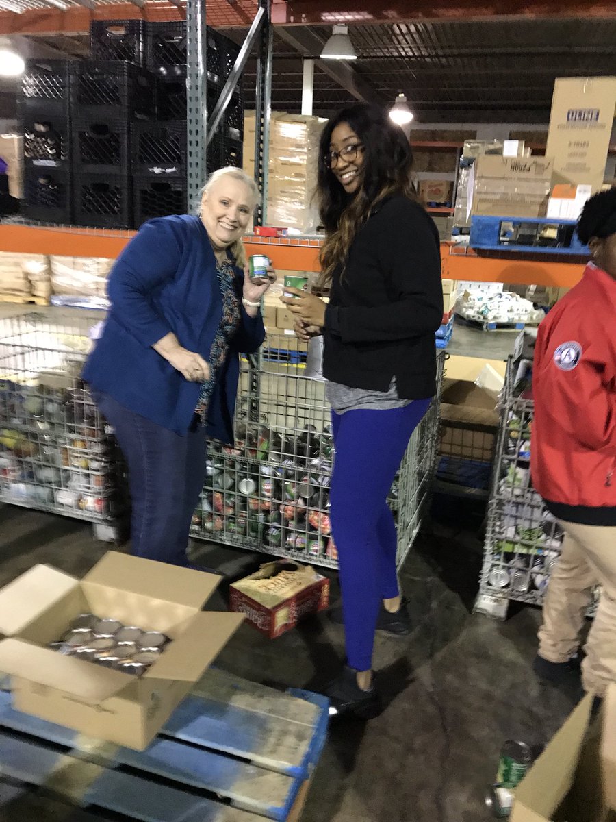 CESMemphis's tweet photo. CES had a fun morning volunteering at the Memphis Food Bank today! https://t.co/rLnuR1WGx9