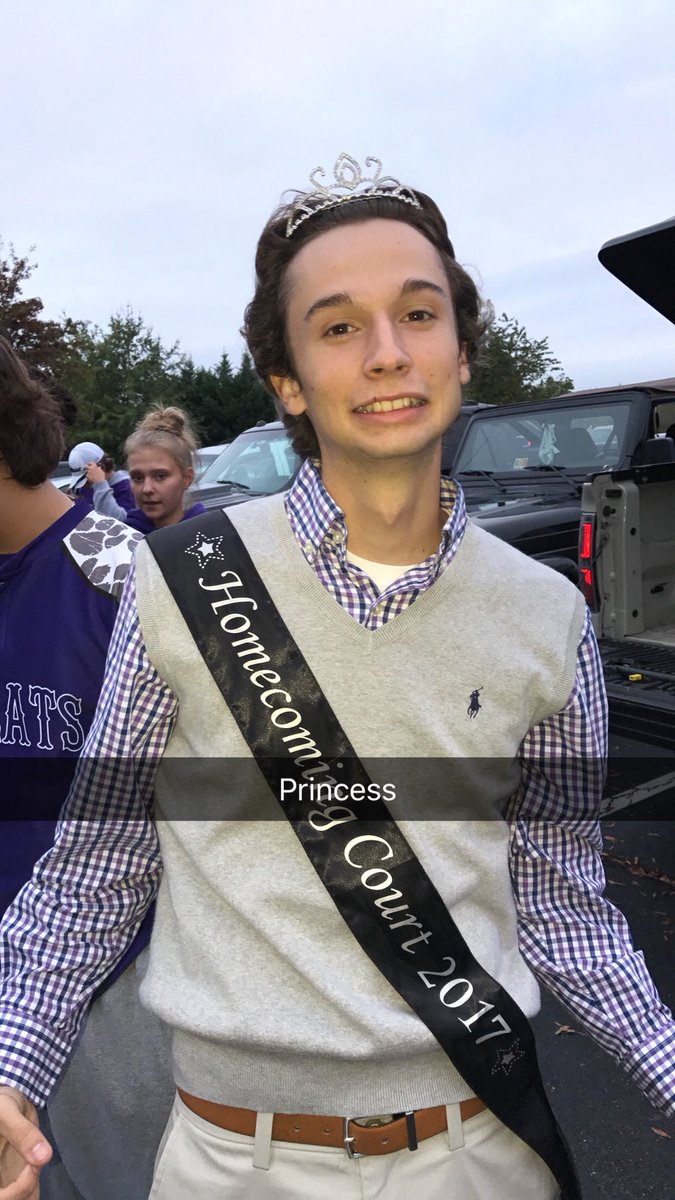 kelsey_brown627's tweet photo. Happy birthday Chak👑💙 Thanks for letting us sing happy bday to you!! #denleader #royalty #chick @chaky_21 https://t.co/AJzEglKTtl