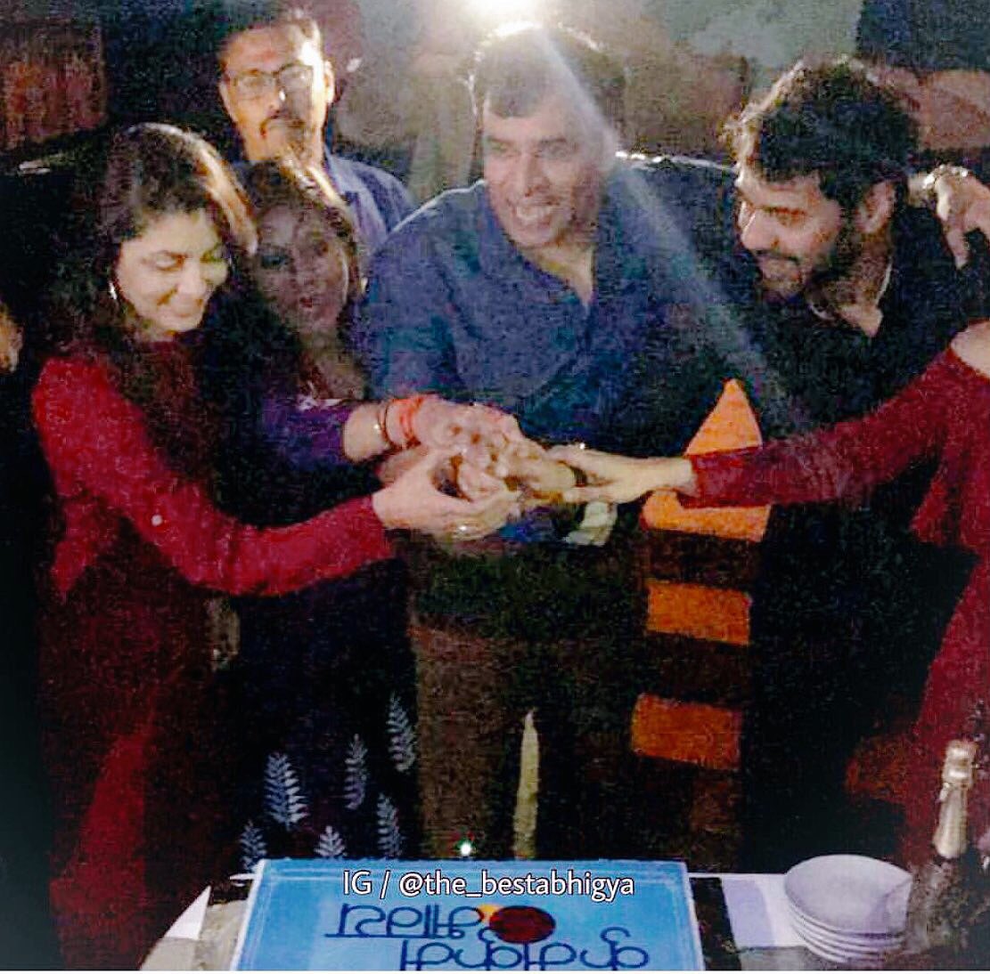 Ukbm1511's tweet photo. @CatiCicu @loolu18 @RatiTheAngel @_bkumkum @SHABIRAHLUWALIA @sritianne @TeamShabirA @teamsritij @ZeeTV @abhigya73 @srivishnu_vommi @Aishamehra11 @lwdvki @Ananya_Sriti @Henry49651755 @noor_fatma @Sinthu_17 @Joce164 @VolschenkGerna @des_idil @gomathipriya2 @ektaravikapoor @iPraveenaPravee @jawadsidd2 @kkb_loves @ValentinaPaval1 @sudhasba @marry10192338 @abhigya27 @AbhigyaTisha @kkb_true_lover @TrueSJFan @KumkumBhagya @charitha181 @sorinaclaudia4 @Abhigyakidiwani @SritiJha_web @abhigyainlove @directornitin @vinrana1986 Why couldn't #Shabir & #Sriti #StandSideBySide while cutting d cake❓iI would have been very much appreciated & enjoyed by their fans. They are the leading characters of the show & it would have been best if they both cut the cake standing side by side❗️ @ektaravikapoor https://t.co/ZqNyIbYmyo