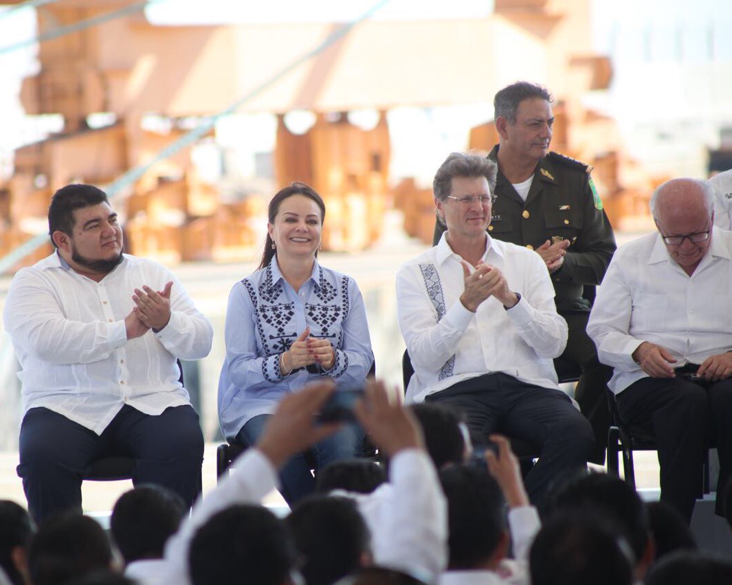 Nuvia_Mayorga's tweet photo. Me encuentro en Salina Cruz, #Oaxaca, donde acompaño al Pdte.  @EPN en la Declaratoria de las Zonas Económicas Especiales, Salina Cruz, Oaxaca y Progreso, Yucatán. https://t.co/PwhkOlhnyh