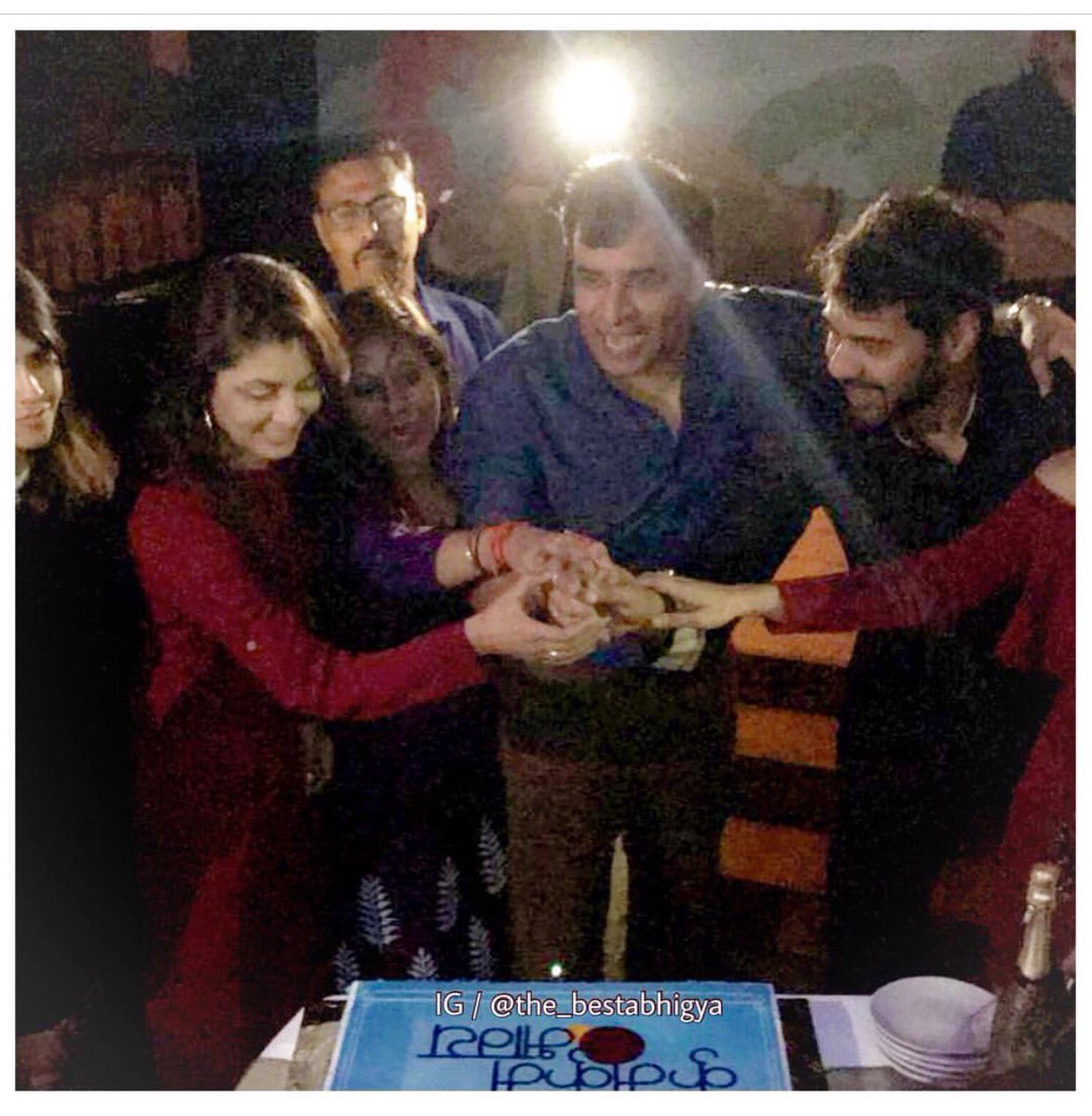 Ukbm1511's tweet photo. @loolu18 @RatiTheAngel @_bkumkum @SHABIRAHLUWALIA @sritianne @TeamShabirA @teamsritij @ZeeTV @abhigya73 @srivishnu_vommi @Aishamehra11 @lwdvki @Ananya_Sriti @Henry49651755 @noor_fatma @CatiCicu @Sinthu_17 @Joce164 @VolschenkGerna @des_idil @gomathipriya2 @ektaravikapoor @iPraveenaPravee @jawadsidd2 @kkb_loves @ValentinaPaval1 @sudhasba @marry10192338 @abhigya27 @AbhigyaTisha @kkb_true_lover @TrueSJFan @KumkumBhagya @charitha181 @sorinaclaudia4 @Abhigyakidiwani @SritiJha_web @abhigyainlove @directornitin @vinrana1986 Why couldn't #Shabir & #Sriti #StandSideBySide while cutting the cake❓iI would have been very much appreciated & enjoyed by their fans. They are the leading characters of the show & it would have been best if they both cut the cake standing side by side❗️ @ektaravikapoor https://t.co/0cHHgTyq6Y
