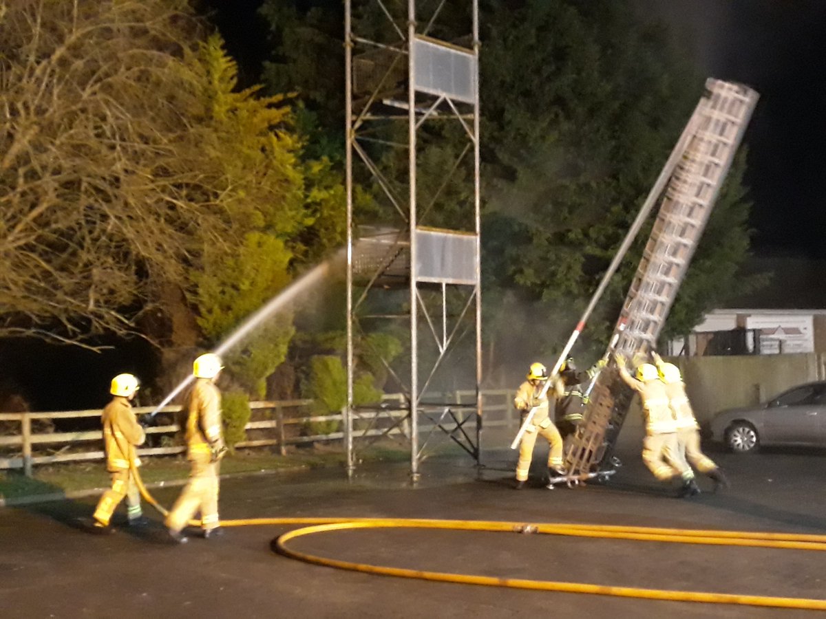 RBFRSofficial's tweet photo. Firefighters from #Lambourn Fire Station conduct training exercises on their weekly drill night, preparing them to help keep their community safe. Interested in joining our team of on-call firefighters? Visit https://t.co/iRDzkjdMc3 for more information #berkshire #beoncall https://t.co/tiz29OSji8