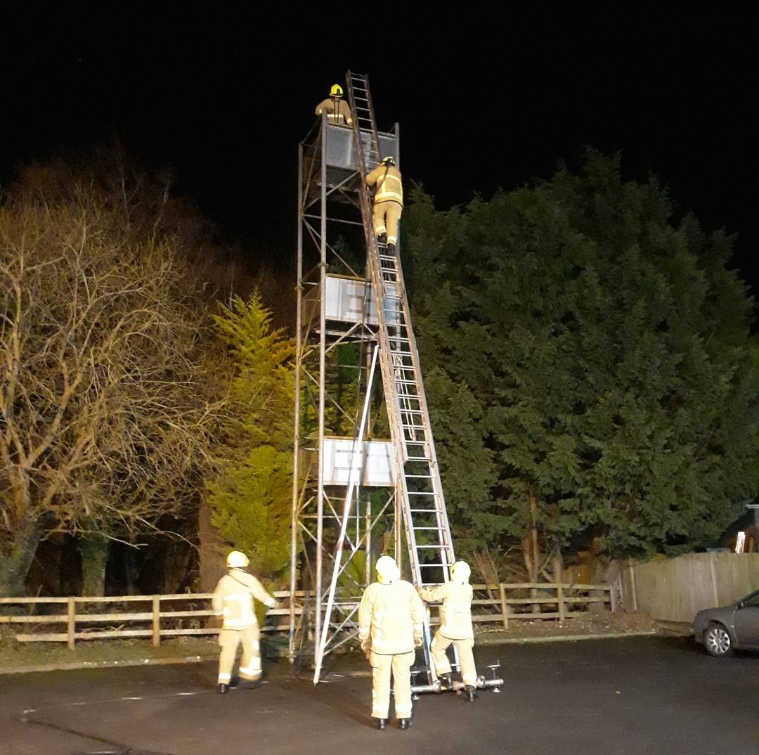 RBFRSofficial's tweet photo. Firefighters from #Lambourn Fire Station conduct training exercises on their weekly drill night, preparing them to help keep their community safe. Interested in joining our team of on-call firefighters? Visit https://t.co/iRDzkjdMc3 for more information #berkshire #beoncall https://t.co/tiz29OSji8