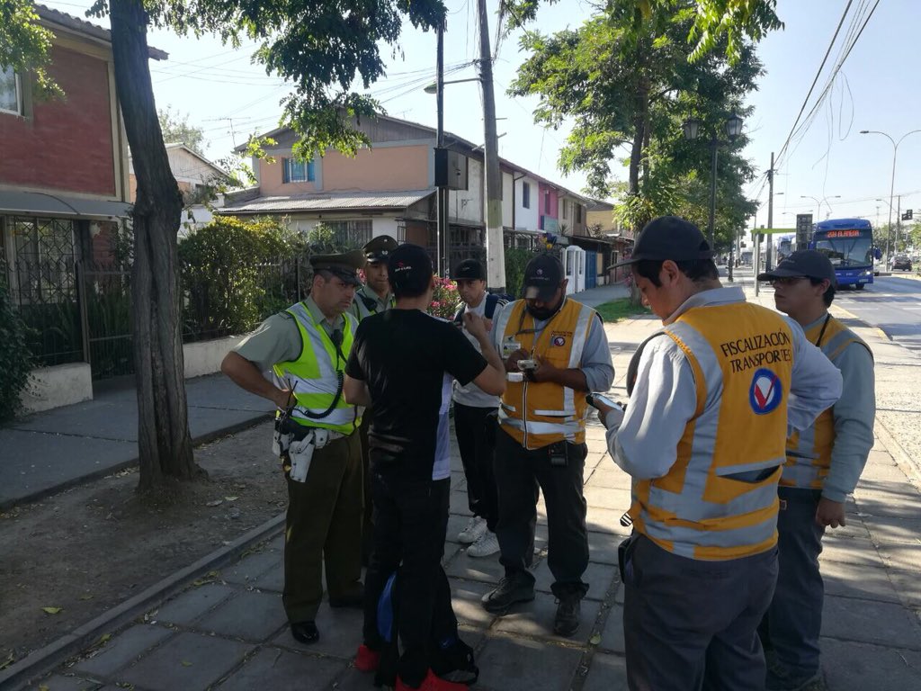 Fisca_MTT's tweet photo. Esta mañana, control de evasión realizado en Avenida Santa Rosa, comuna de La Granja. Paga tu pasaje siempre https://t.co/dK0rY4RFs0