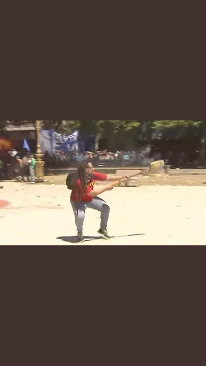 fechuuvidal's tweet photo. Háblame de democracia.. Háblame de manifestaciones pacíficas viendo imágenes como esta. Nunca hablo.. nunca opino.. Lo que si quiero decir hoy es que así no llegamos a ningún lado... Violencia más violencia... No creo para nada que así quieran defender a los jubilados. https://t.co/LygaKApexP