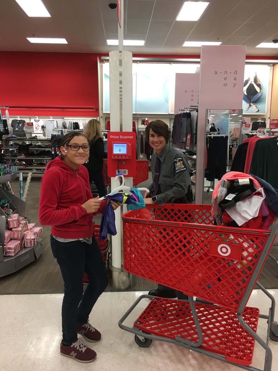 Sarahlyon8Sarah's tweet photo. #ShopwithaCop #nystatetroopersspreadingcheer #1521givingback @SelenaAlbino @QuadeBlake https://t.co/exwP5kYnSt