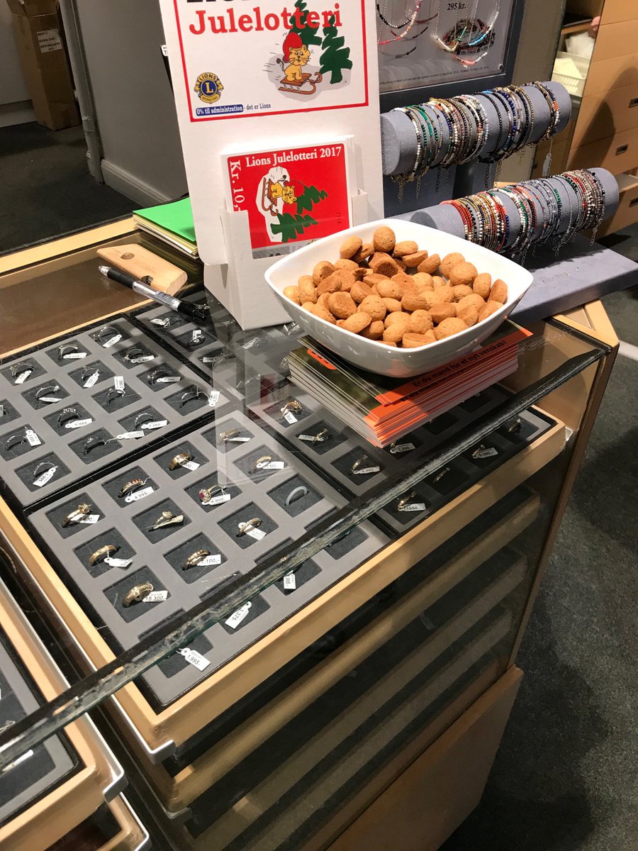 kamransarwar's tweet photo. Var ude at købe julegaver i dag. Alle steder var der skåle med “tissefingrepebernødder”
😀
#EllersTak
#GlædeligJul https://t.co/60AjyrJpcf