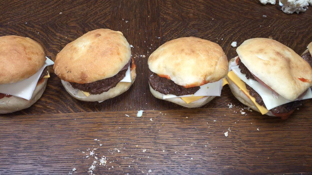 MamaBurger95's tweet photo. Mama Burger tout est fait maison dans une cuisine professionnelle avec un traiteur tout est préparé le jour même produits frais de qualité.Livraison de 20h a 5h #foodnight #mamaburger #traiteur #pro #qualité #livraisons #cuisine https://t.co/NzIpT2SZ62