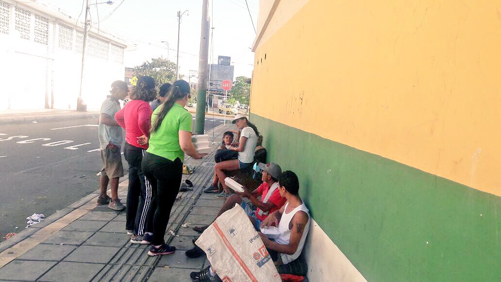 DesarrolloBGA's tweet photo. Entrega de almuerzo a habitantes de calle 😊 #Respeto #SePuese https://t.co/iQu9hjZZrl