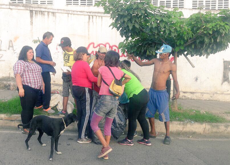 DesarrolloBGA's tweet photo. Entrega de almuerzo a habitantes de calle 😊 #Respeto #SePuese https://t.co/iQu9hjZZrl