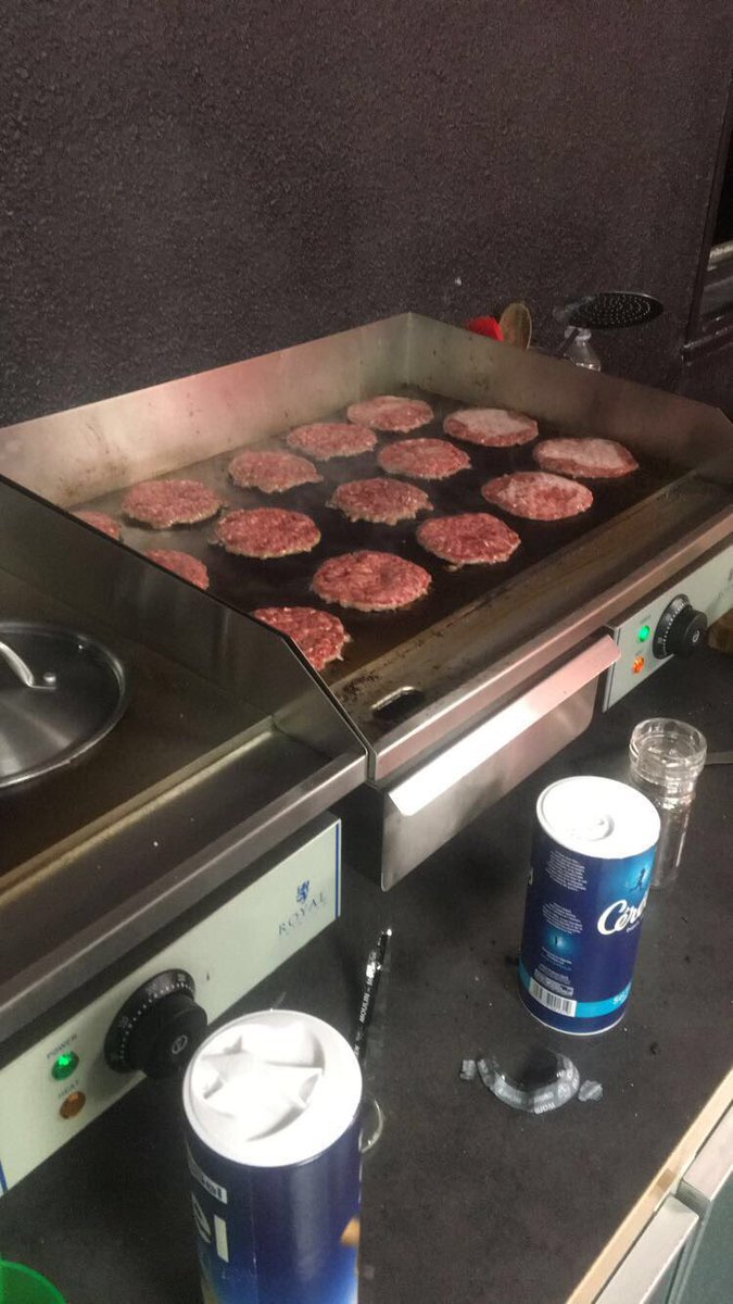 MamaBurger95's tweet photo. Mama Burger tout est fait maison dans une cuisine professionnelle avec un traiteur tout est préparé le jour même produits frais de qualité.Livraison de 20h a 5h #foodnight #mamaburger #traiteur #pro #qualité #livraisons #cuisine https://t.co/w7LKmBHocK