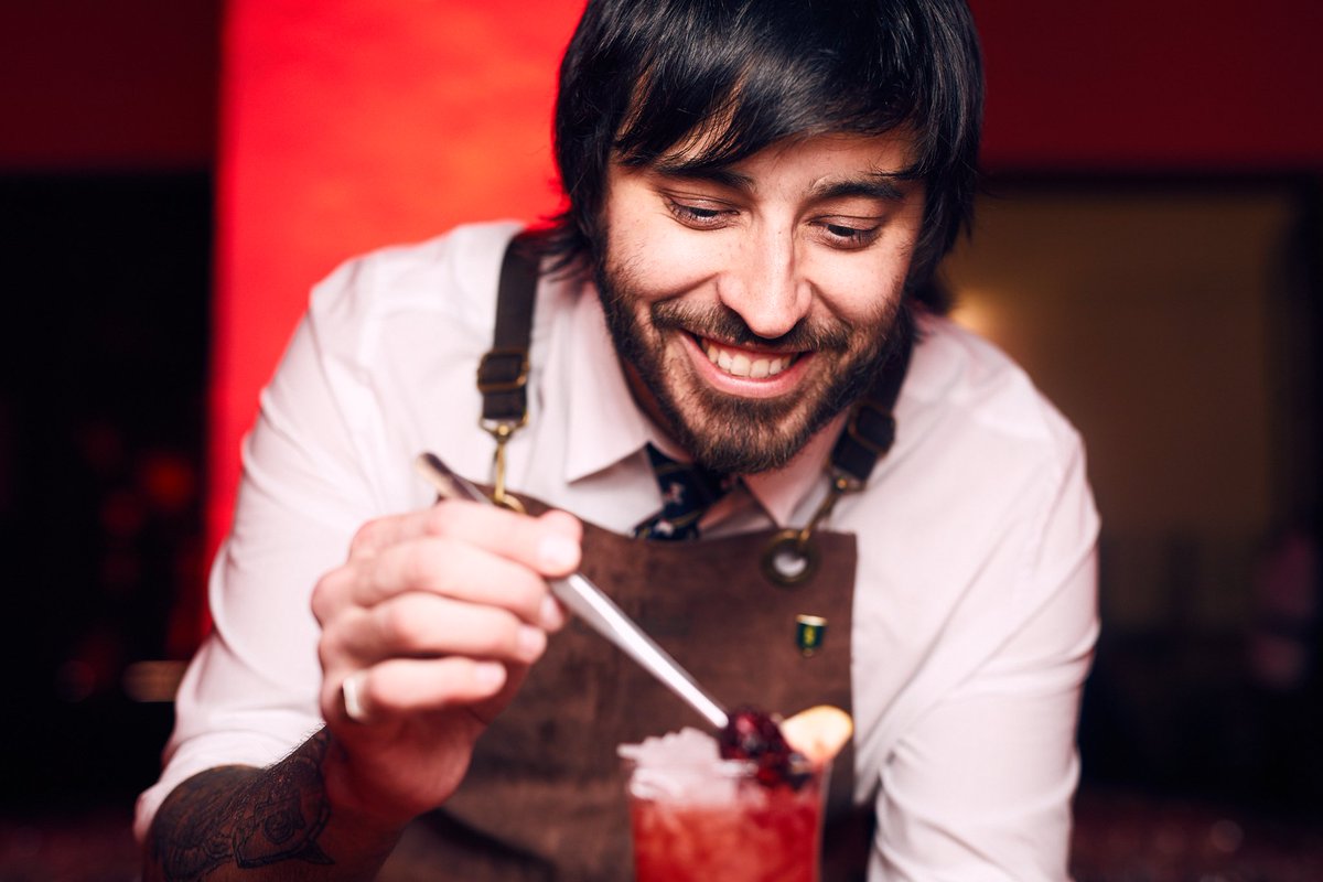 CampariARG's tweet photo. No es un festejo. Es una celebración. Hoy brindamos por @sebasatienza y un cumpleaños con estilo. ¡Salud! #EsUnCocktail https://t.co/IAQxjf9eIu
