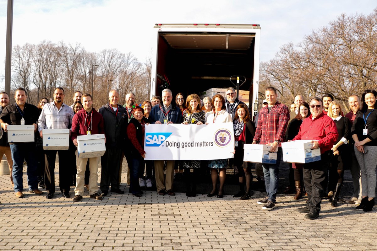 JenniferBMorgan's tweet photo. Happy Holidays from @SAP and our friends @ #Delco Interfaith Food Assistance Network #DoingGoodMatters #LifeatSAP https://t.co/20z6YcK7WG