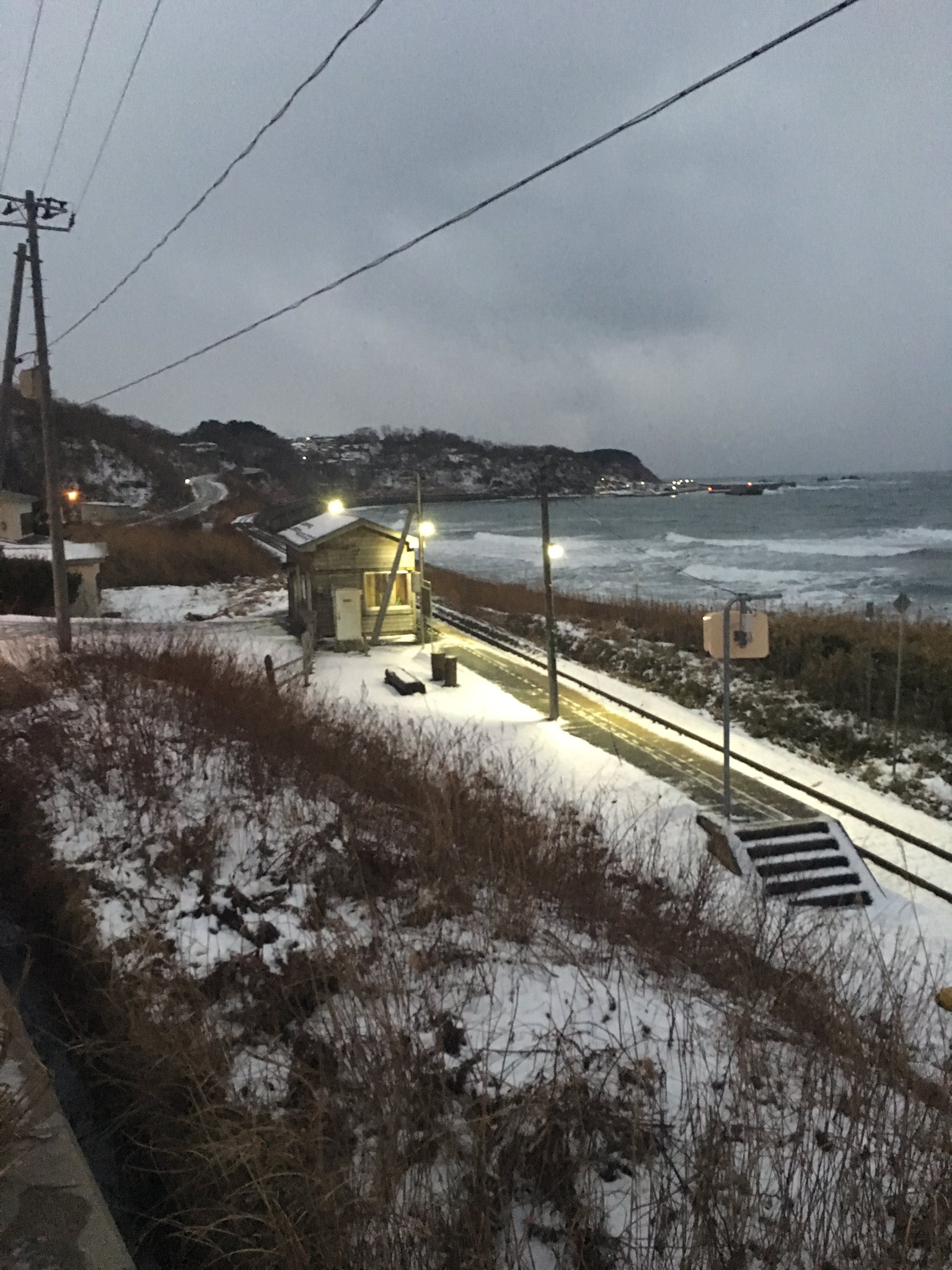 Km Su Twitter 驫木駅2 五能線 青春18きっぷのポスターにもなった駅です 雄大な日本海と小さな木造駅舎が旅情を掻き立てます 私自身も初めての鉄道旅で訪れとても感動した思い出深い駅です 駅ノートはバックナンバーまで揃っている充実ぶりでした T Co