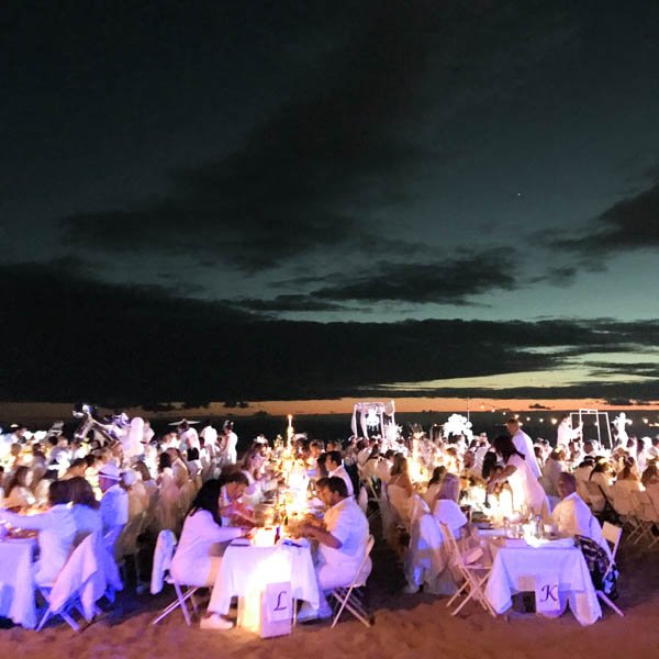 CupcakesCutlery's tweet photo. The First Diner en Blanc in Orange County was a blast! Find out why I think you all should go to the next one! + a video #ad #deboc2017 https://t.co/ShM3aXwolZ https://t.co/5EP1psjRf8